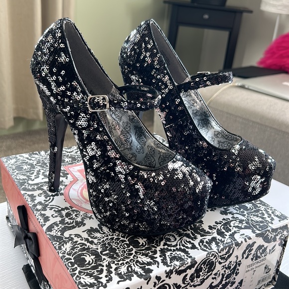 Bordello Pleasers, size 7 (fits like a 6!!!) - Picture 2 of 2